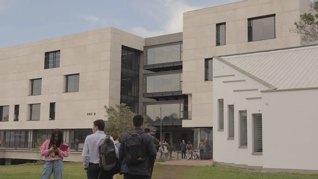 cierre de la Universidad Nacional en Bogotá: estudiantes frente al edificio de Nuevos Espacios para las Artes de la Ciudad Universitaria