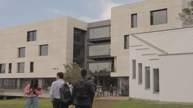 cierre de la Universidad Nacional en Bogotá: estudiantes frente al edificio de Nuevos Espacios para las Artes de la Ciudad Universitaria