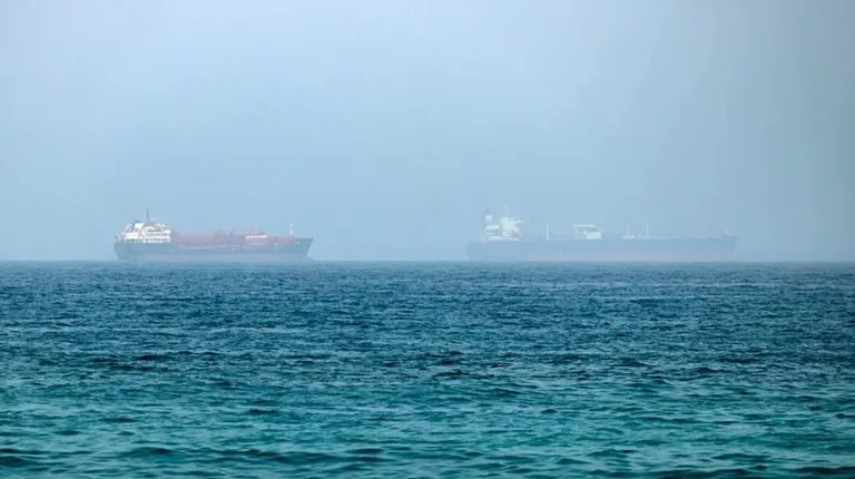 Petroleros en Ormuz: dos buques tanque navegan en el estrecho de Ormuz en una jornada de tensión naval