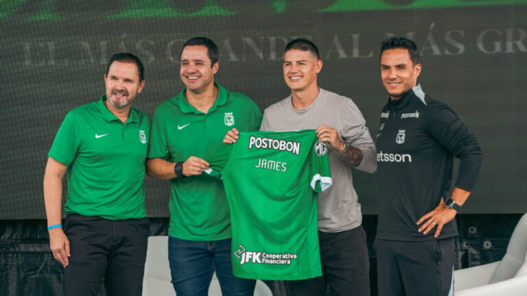 James Rodríguez en su presentación con Atlético Nacional sosteniendo la camiseta verdolaga, en la previa del clásico paisa Nacional vs Medellín