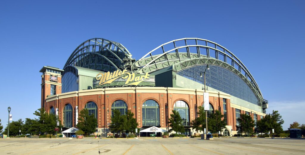 El American Family Field de Milwaukee, sede de los Juegos 1 y 2 de la Serie Mundial 2026, con su techo retráctil en forma de abanico bajo un cielo despejado