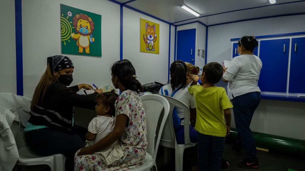 Madres y niños son atendidos dentro de una de las clínicas móviles en Miranda durante una jornada de salud