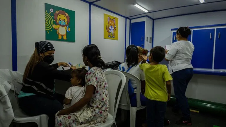 Madres y niños son atendidos dentro de una de las clínicas móviles en Miranda durante una jornada de salud