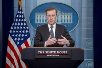 Sala de prensa de la Casa Blanca durante una rueda de prensa oficial: un juez ordenó revertir el veto a CNN y devolver el acceso a los periodistas