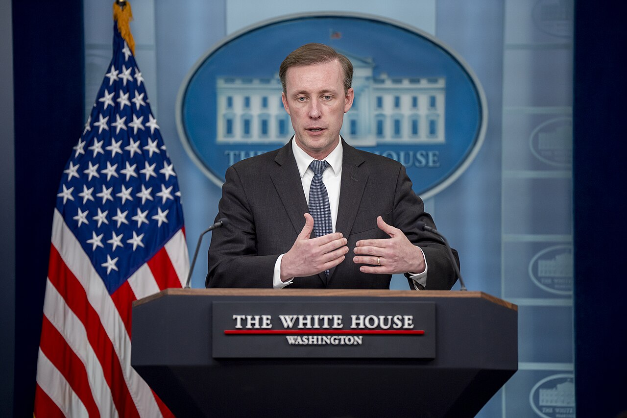 Sala de prensa de la Casa Blanca durante una rueda de prensa oficial: un juez ordenó revertir el veto a CNN y devolver el acceso a los periodistas