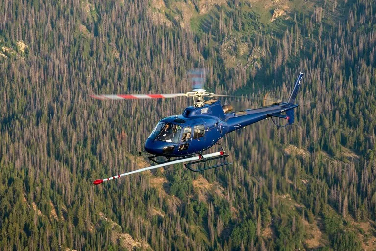 Un Airbus H125 en vuelo, uno de los dos modelos implicados en la colisión de helicópteros en Oregon