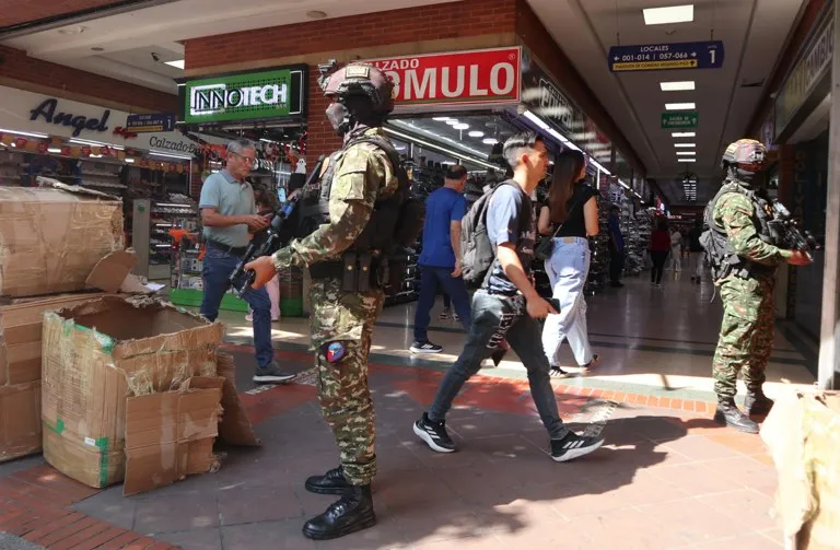 Soldados del Ejército de Colombia patrullan un centro comercial de Cúcuta, en la frontera con Venezuela