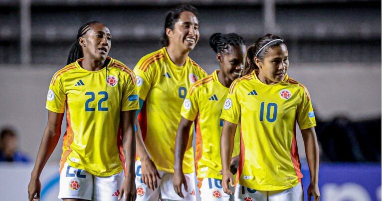 Jugadoras de la Selección Colombia Femenina con la camiseta amarilla antes del Mundial Femenino 2027