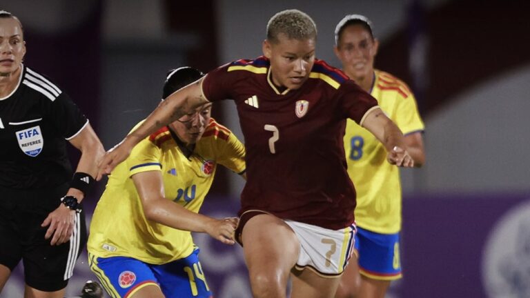Jugadora de la Vinotinto femenina de Venezuela disputa el balón ante dos jugadoras de la selección Colombia femenina en el amistoso en Isla de Margarita
