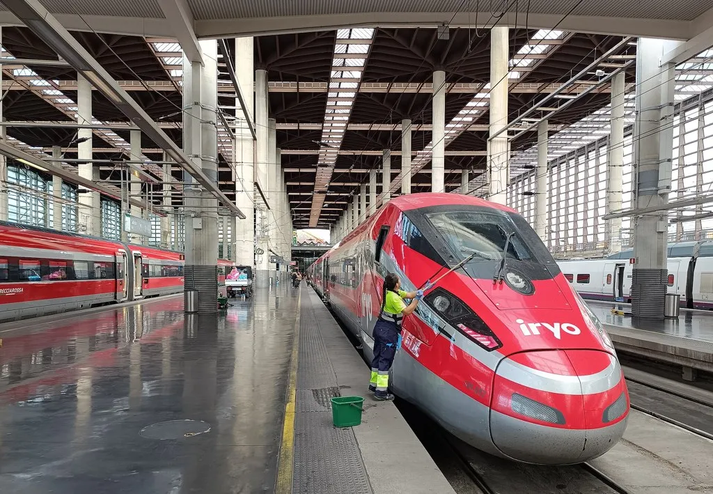 Colombiano sobreviviente del choque de trenes en España: un tren Iryo Frecciarossa, el mismo modelo en el que viajaba Jorge Guales, en la estación de Madrid-Puerta de Atocha