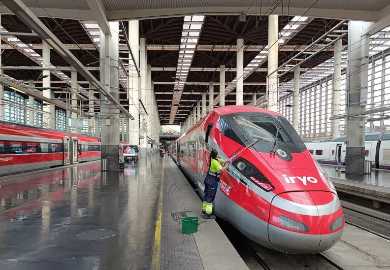 Colombiano sobreviviente del choque de trenes en España: un tren Iryo Frecciarossa, el mismo modelo en el que viajaba Jorge Guales, en la estación de Madrid-Puerta de Atocha
