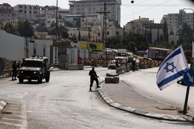 Colonos israelíes en Cisjordania: punto de control militar israelí con la carretera cerrada durante el cerco de la jornada electoral