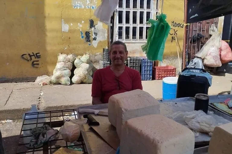Puesto de mercado en Maturín afectado por los apagones en Maturín que dañan la mercancía perecedera