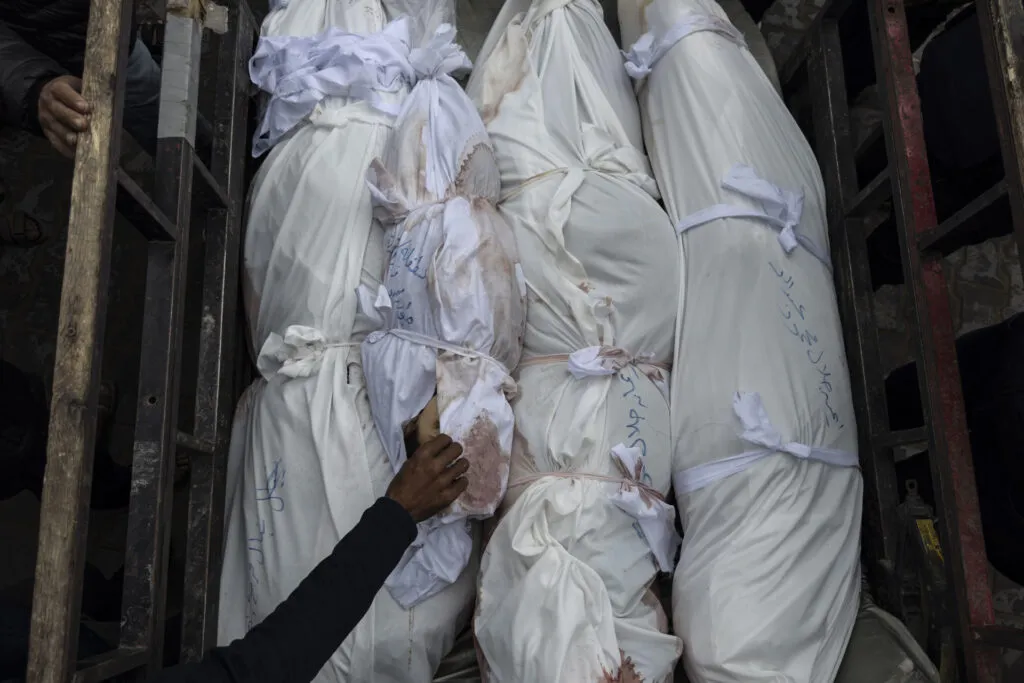 Genocidio en Gaza: cuerpos de palestinos muertos amortajados en la Franja de Gaza