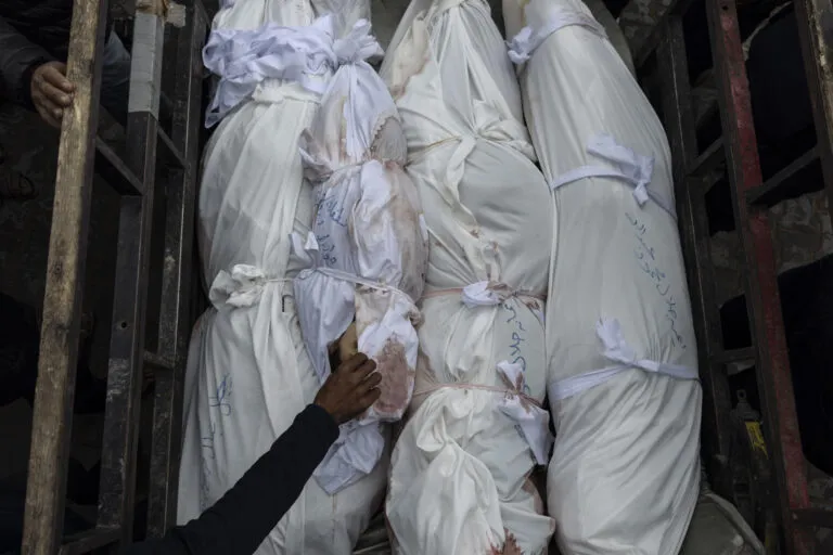 Genocidio en Gaza: cuerpos de palestinos muertos amortajados en la Franja de Gaza