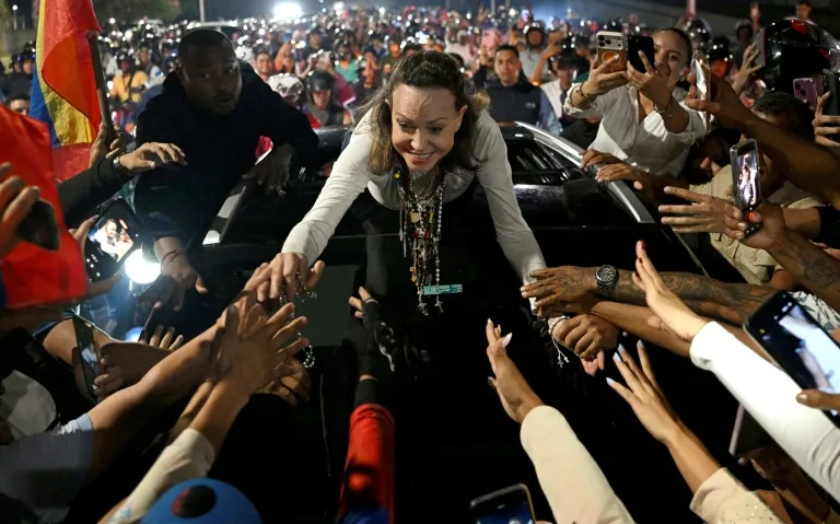 Transición democrática en Venezuela: María Corina Machado saluda a sus seguidores a su llegada a Caracas el 25 de octubre de 2026