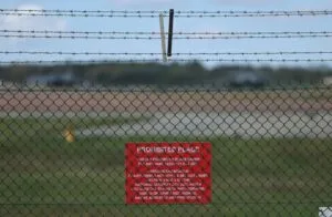 Complot terrorista en Fairford: cartel de lugar prohibido bajo la ley de seguridad nacional en la valla de la base aerea britanica
