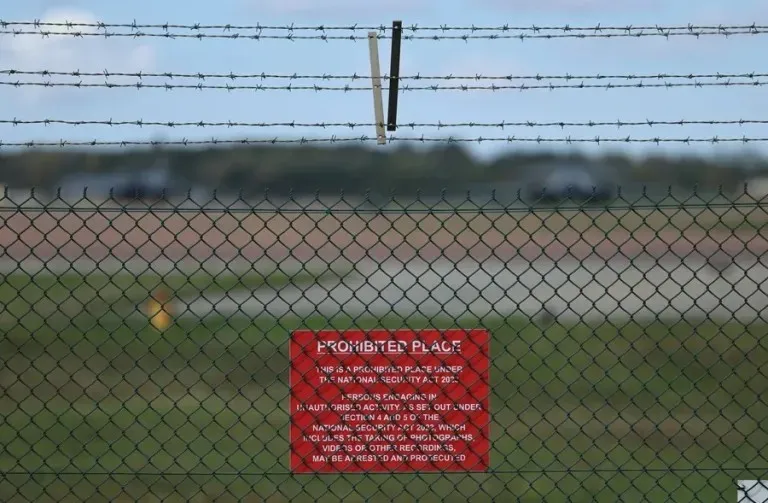 Complot terrorista en Fairford: cartel de lugar prohibido bajo la ley de seguridad nacional en la valla de la base aerea britanica