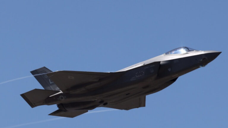 Un caza F-35 Lightning II en vuelo, protagonista de la compra de 850 cazas F-35 anunciada por el Pentágono