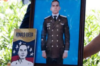 Retrato enmarcado de Ronald Ojeda con su uniforme militar durante un homenaje en Santiago de Chile, tras el asesinato de Ronald Ojeda