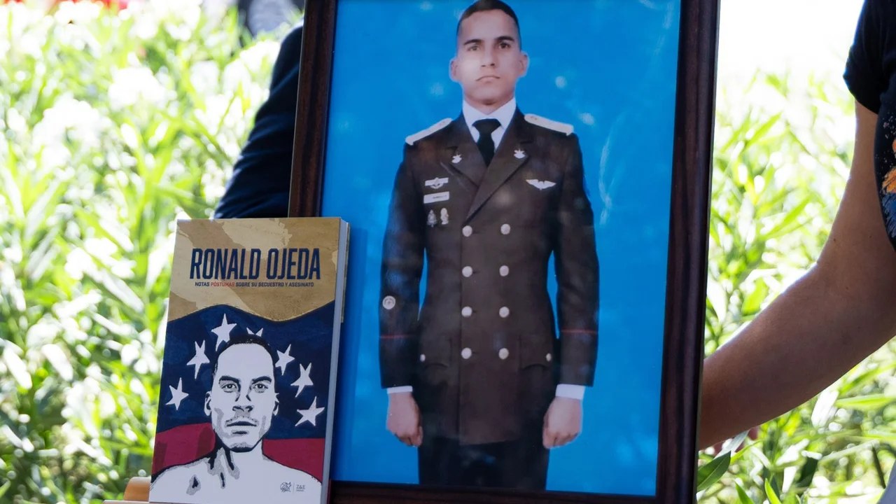 Retrato enmarcado de Ronald Ojeda con su uniforme militar durante un homenaje en Santiago de Chile, tras el asesinato de Ronald Ojeda