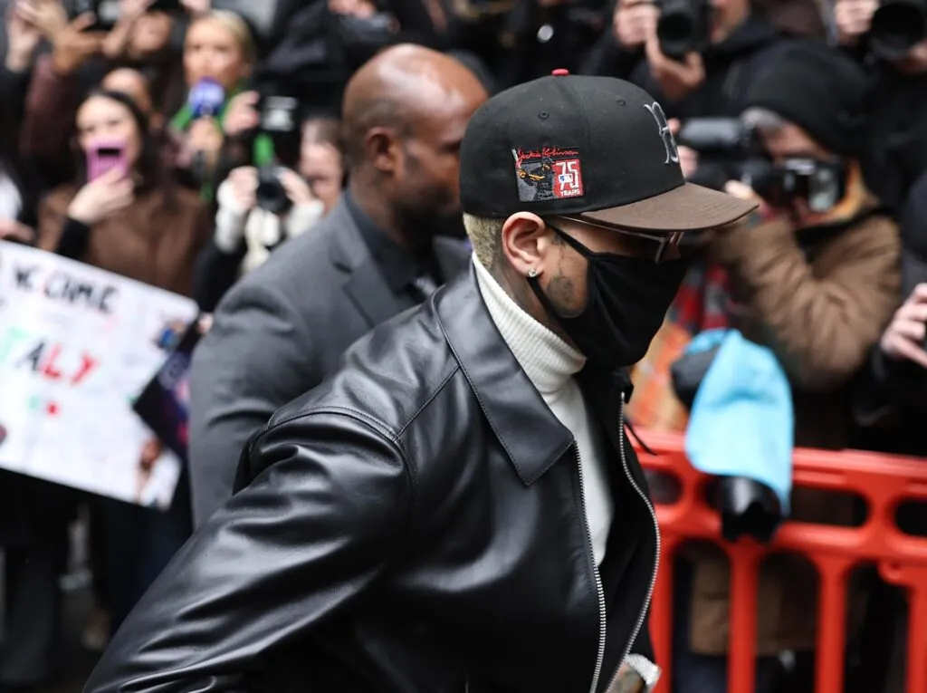 Condena de Chris Brown: el cantante llega al tribunal de Londres con chaqueta de cuero negra