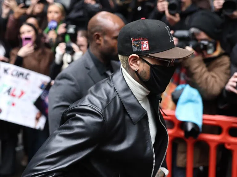 Condena de Chris Brown: el cantante llega al tribunal de Londres con chaqueta de cuero negra