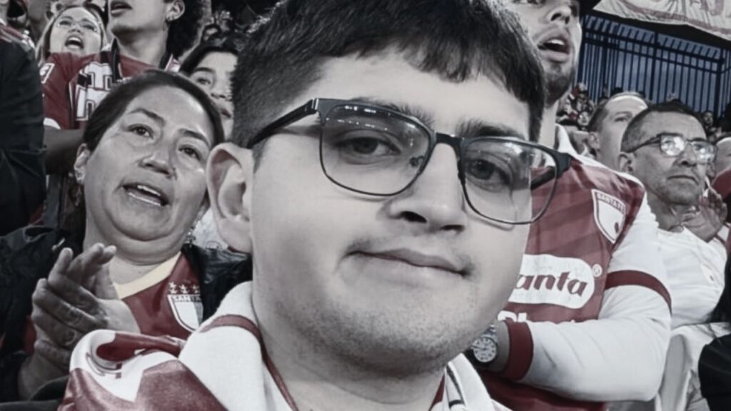 Condena por el homicidio de Jaime Esteban Moreno: el estudiante de Los Andes en una tribuna con la camiseta de Santa Fe