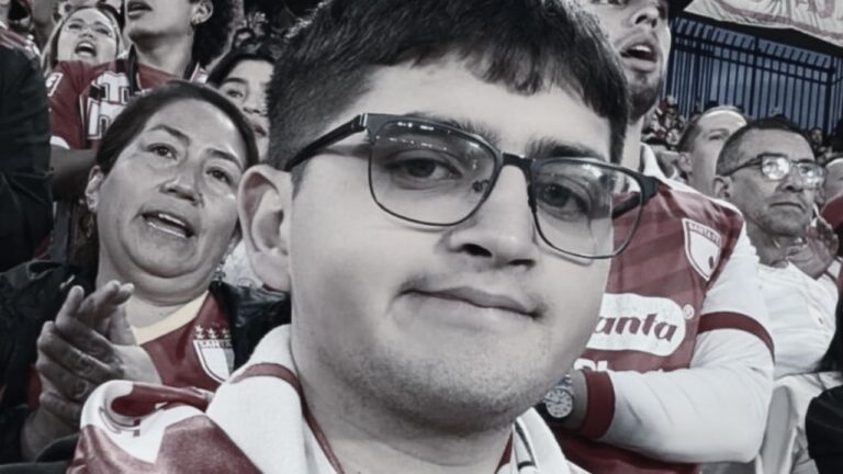 Condena por el homicidio de Jaime Esteban Moreno: el estudiante de Los Andes en una tribuna con la camiseta de Santa Fe