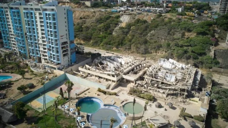 Condominios La Guaira destruidos junto a un edificio en pie tras los terremotos