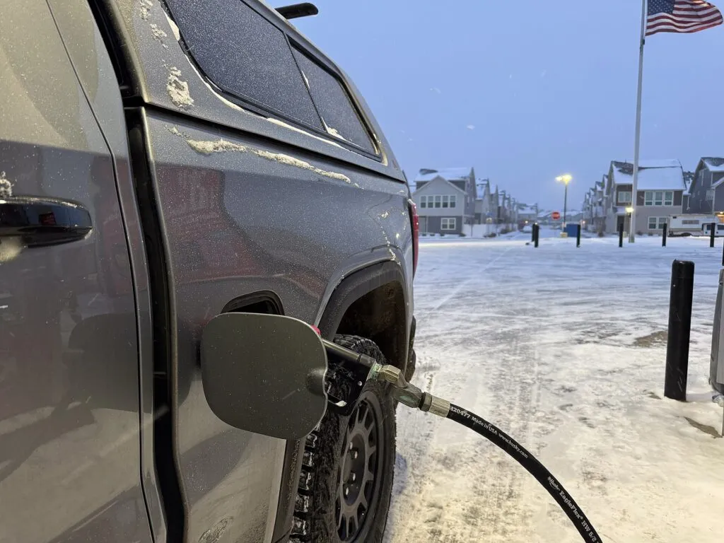 La confianza del consumidor en EE. UU. sube en octubre: una camioneta carga gasolina en una estación de servicio de Denver, Colorado