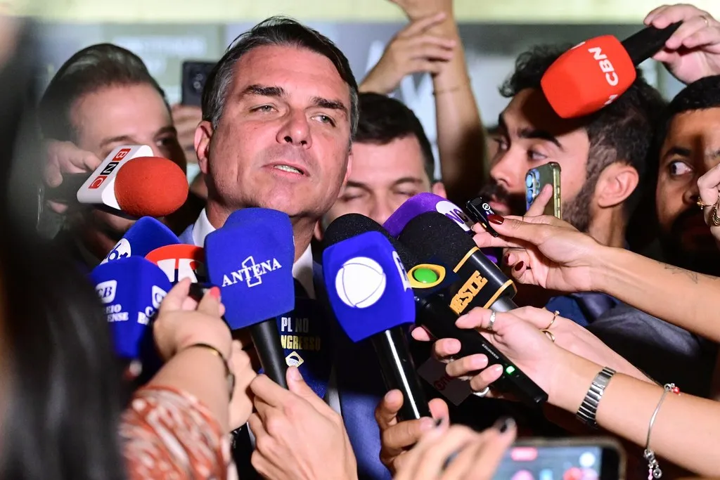 Flávio Bolsonaro responde a la prensa en el Senado de Brasil, en una imagen de archivo de la huida de Bolsonaro