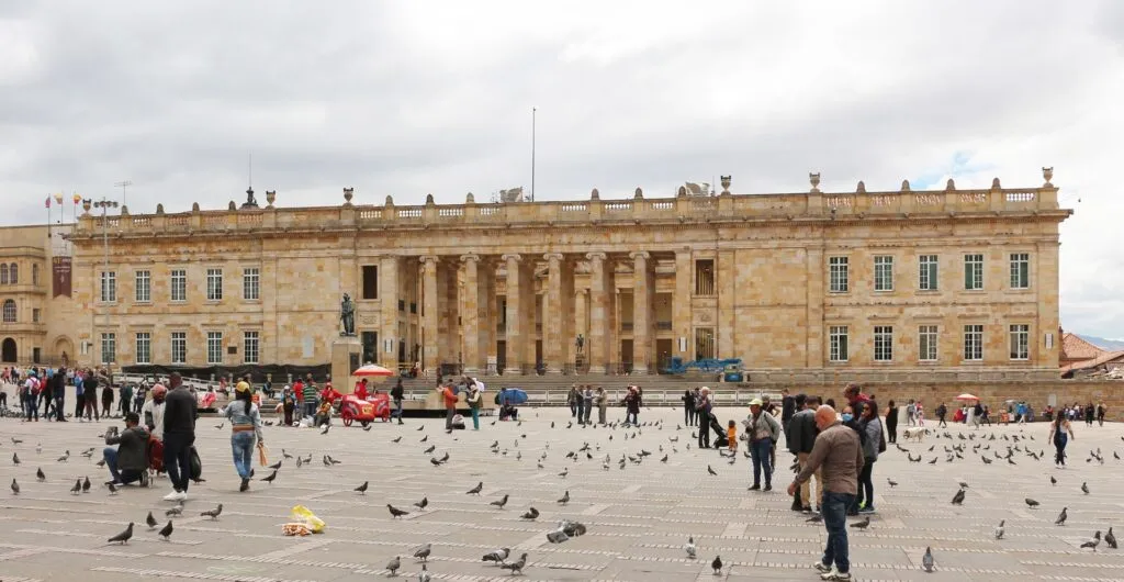 Capitolio Nacional en Bogotá, sede del Congreso que debate el fin de la JEP en 2028, visto desde la Plaza de Bolívar