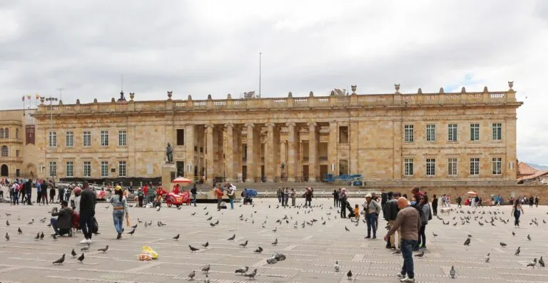 Capitolio Nacional en Bogotá, sede del Congreso que debate el fin de la JEP en 2028, visto desde la Plaza de Bolívar