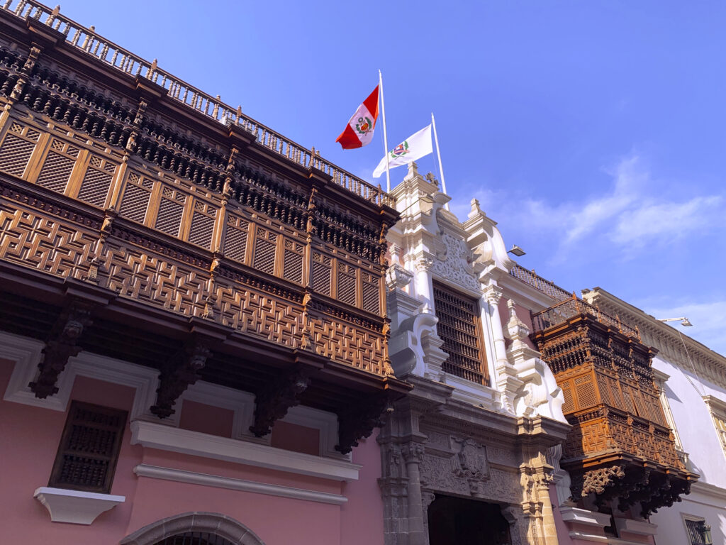 Consulado de Perú en Caracas: el Palacio de Torre Tagle en Lima, sede de la Cancillería peruana, con la bandera del Perú