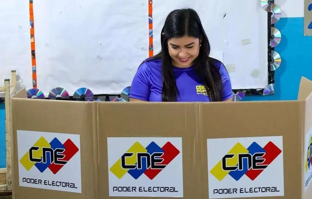 Joven venezolana en una cabina de votación del CNE durante una Consulta Popular 2027