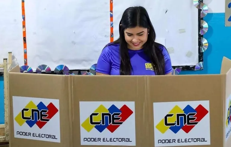 Joven venezolana en una cabina de votación del CNE durante una Consulta Popular 2027