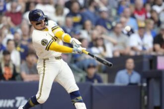 William Contreras, de los Cerveceros, conecta un batazo ante los Dodgers en la serie que consagró al bullpen de Milwaukee