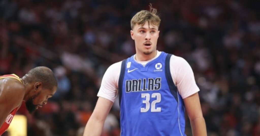 Cooper Flagg con el uniforme número 32 de los Dallas Mavericks durante un partido de la NBA