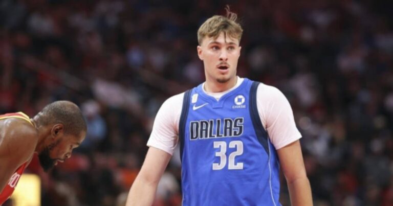 Cooper Flagg con el uniforme número 32 de los Dallas Mavericks durante un partido de la NBA