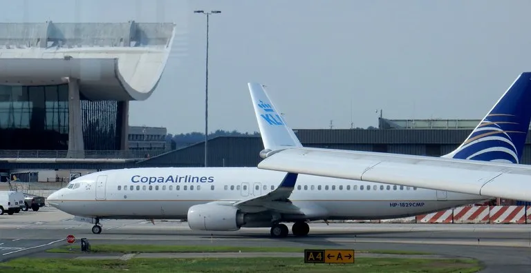 Copa Airlines suma una quinta frecuencia: avión Boeing 737-800 de Copa Airlines en la pista de un aeropuerto