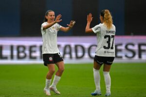 Belén Aquino celebra con Tamires en el Corinthians 5-1 Santa Fe de la Copa Libertadores Femenina en Quito