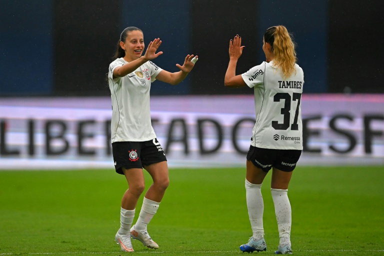 Belén Aquino celebra con Tamires en el Corinthians 5-1 Santa Fe de la Copa Libertadores Femenina en Quito