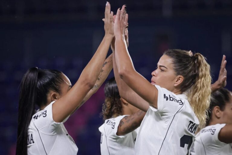 Santa Fe ya tiene rival en semifinales: Tamires celebra con sus compañeras de Corinthians la goleada 5-0 ante Independiente del Valle en los cuartos de la Libertadores Femenina