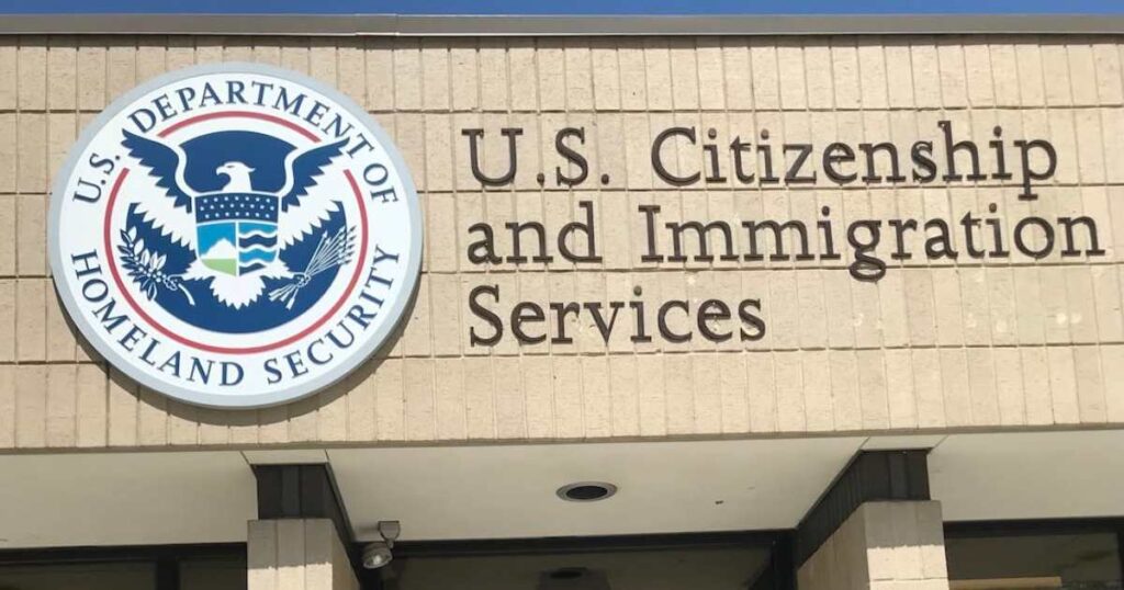 Fachada de una oficina de USCIS con los costos del asilo y los permisos de trabajo actualizados