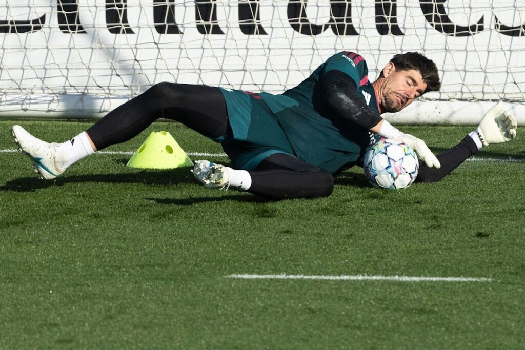 Courtois baja en el clásico: Thibaut Courtois detiene un balón en un entrenamiento del Real Madrid