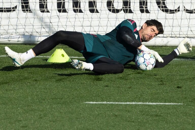 Courtois baja en el clásico: Thibaut Courtois detiene un balón en un entrenamiento del Real Madrid