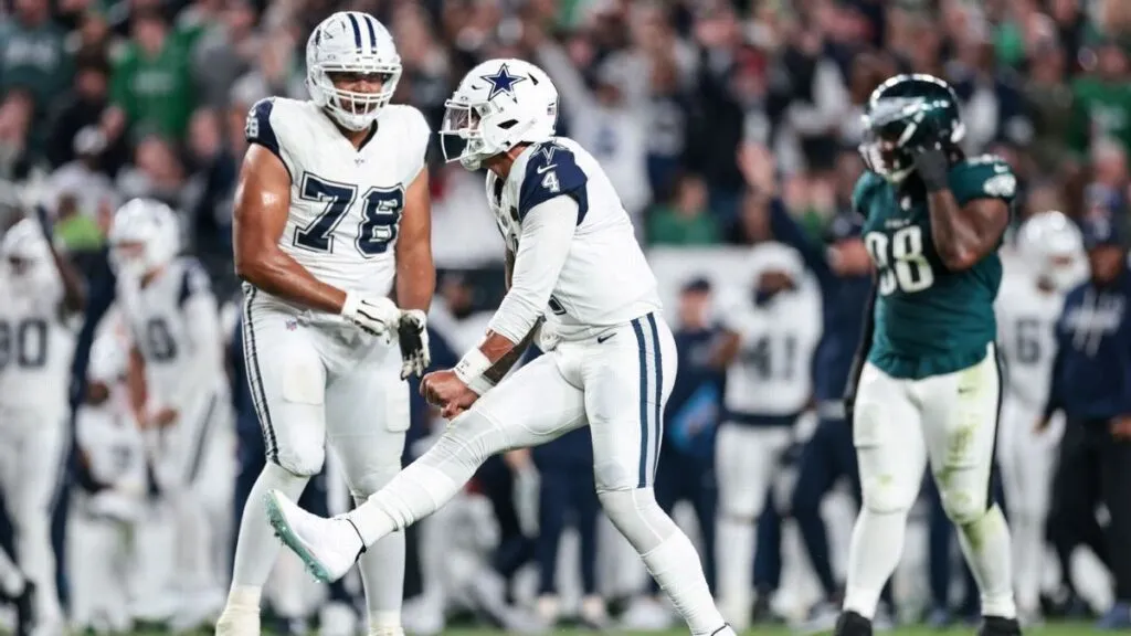 Cowboys vencen a los Eagles: Dak Prescott celebra con el uniforme de Dallas durante el partido en Philadelphia