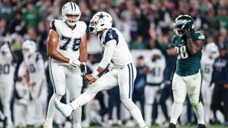 Cowboys vencen a los Eagles: Dak Prescott celebra con el uniforme de Dallas durante el partido en Philadelphia