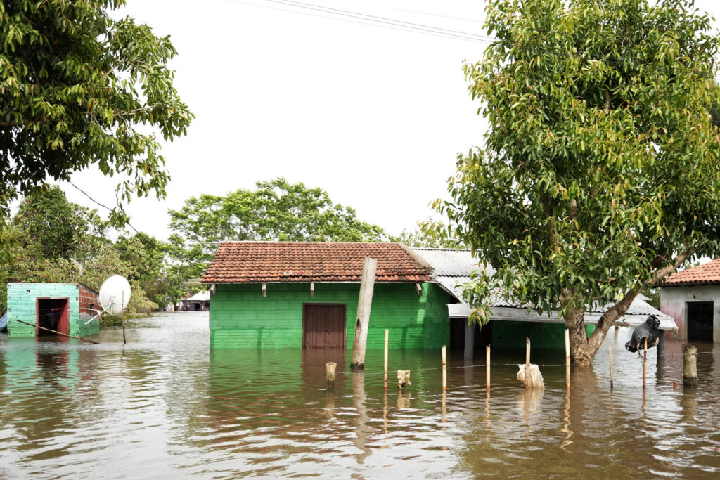 Crecida del río Paraná en Paraguay: una vivienda verde con el agua hasta la mitad de sus paredes en un barrio inundado de Ayolas
